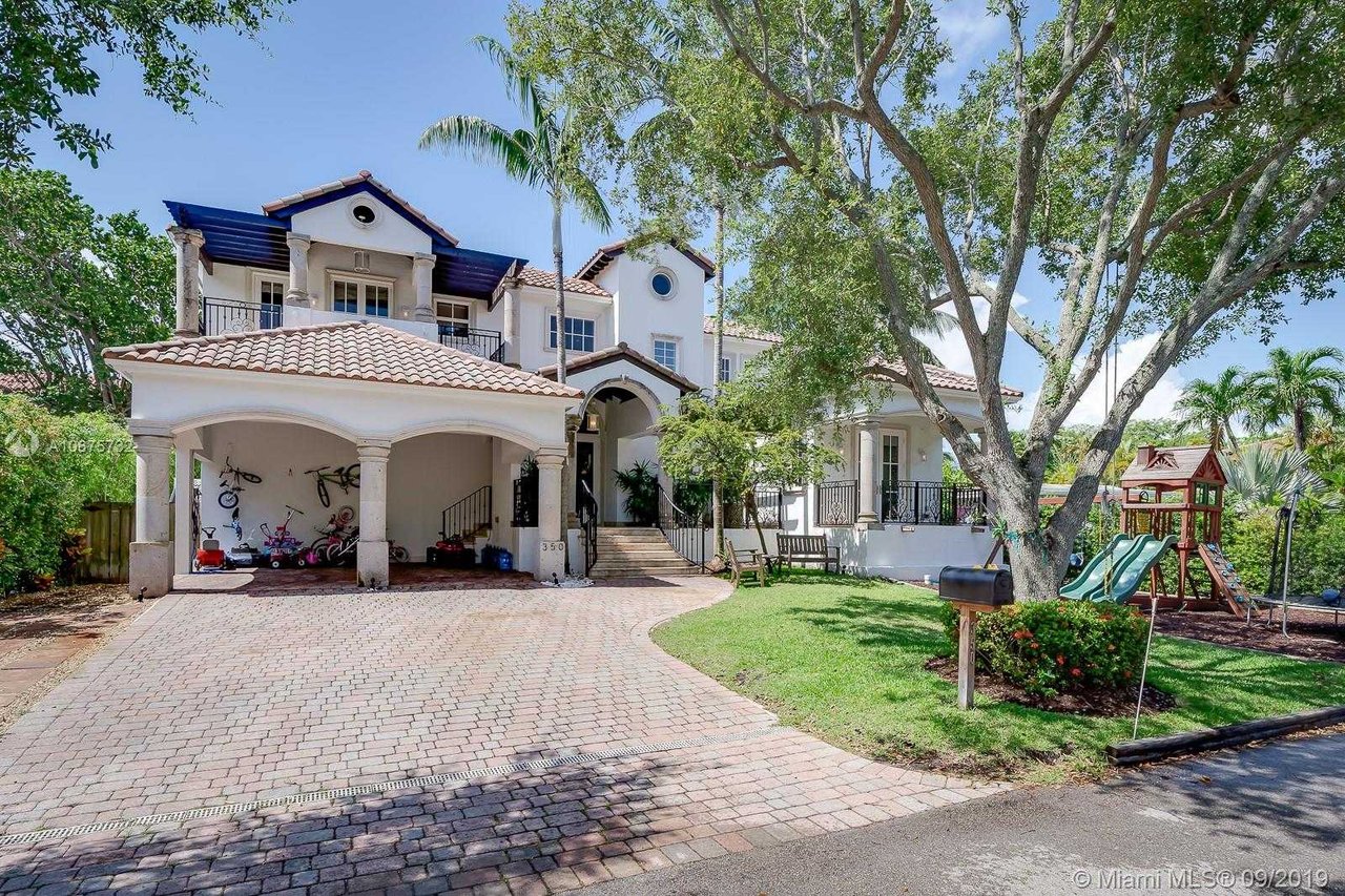 350 Redwood Ln