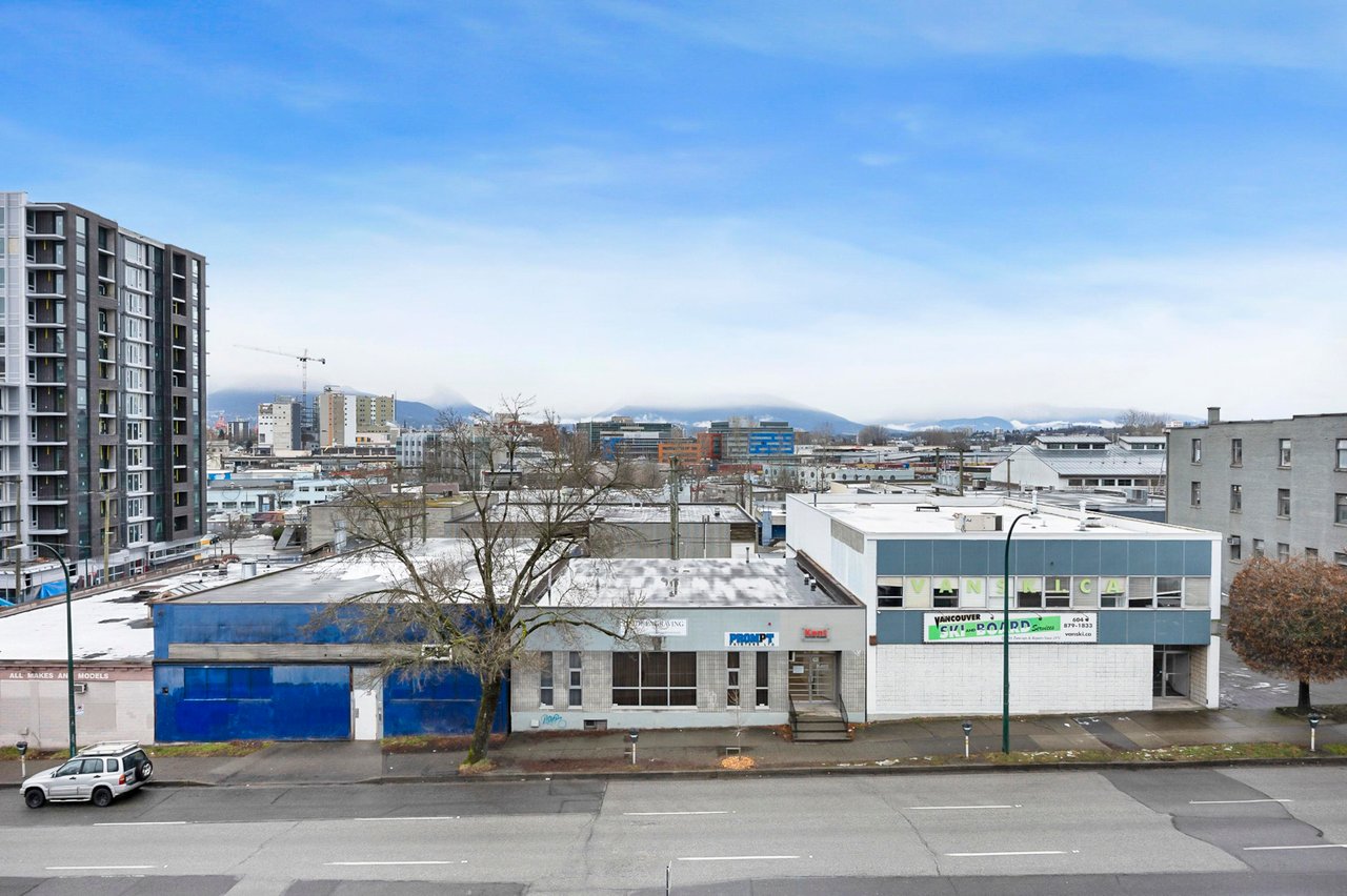 404-256 E 2nd Ave