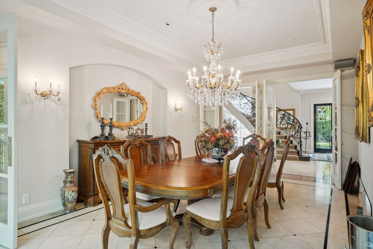 Prestigious Riverview Drive