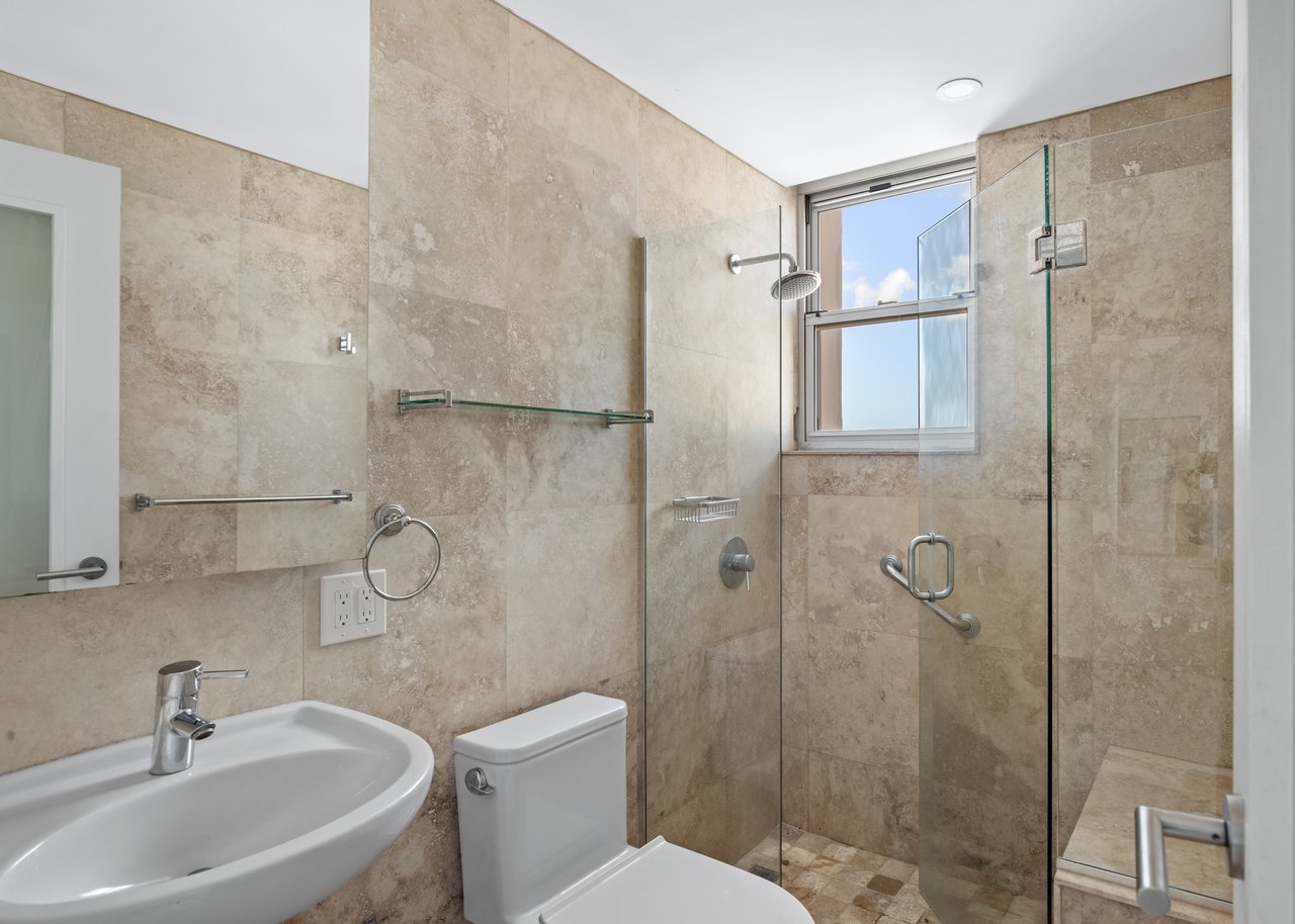 Cond. PRILA #17C, 70 Kings Court, Condado