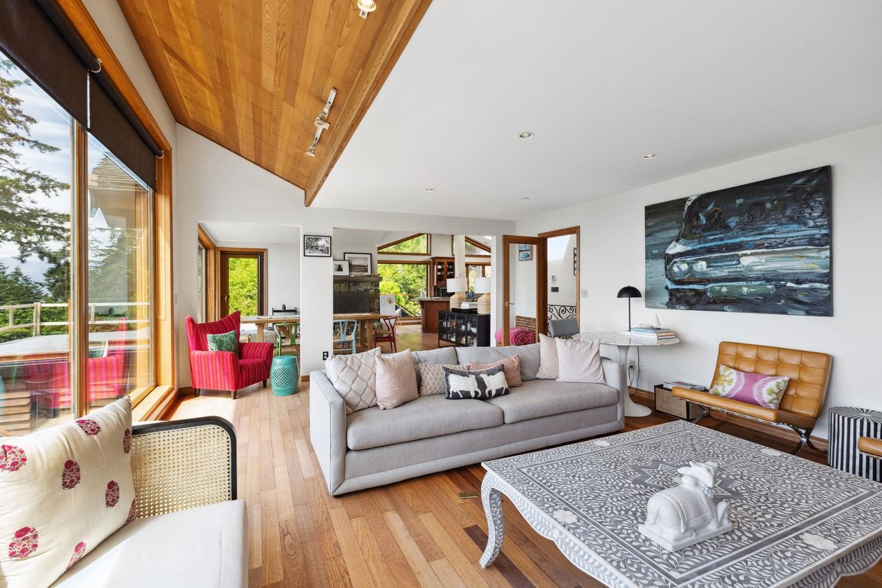 425 Mountain Dr