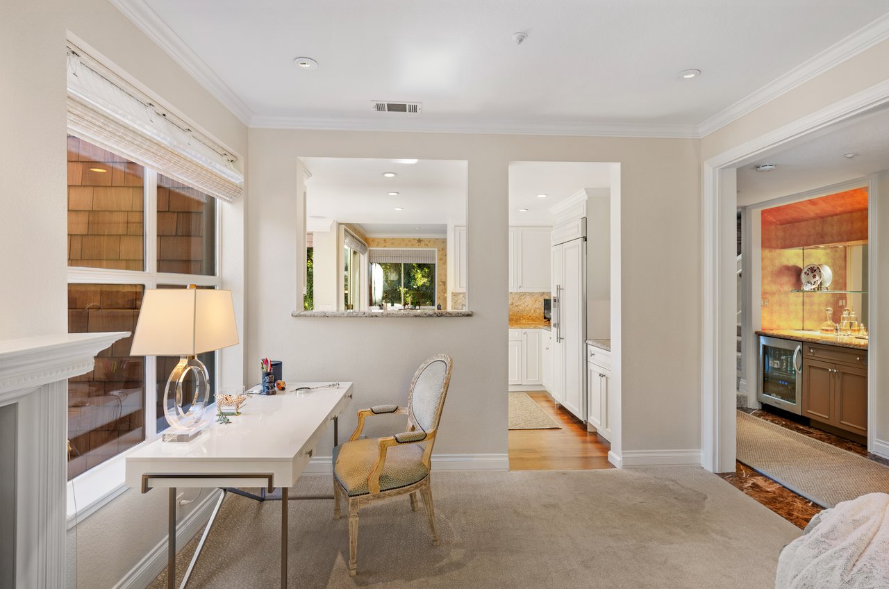 Luxurious End Unit in Point Tiburon