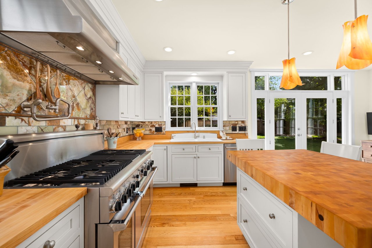 22 W OAK STREET