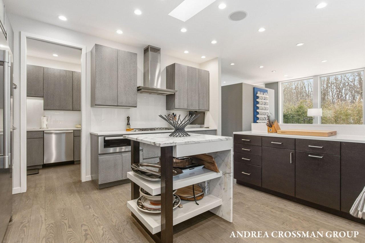 6919 Bendemeer Drive