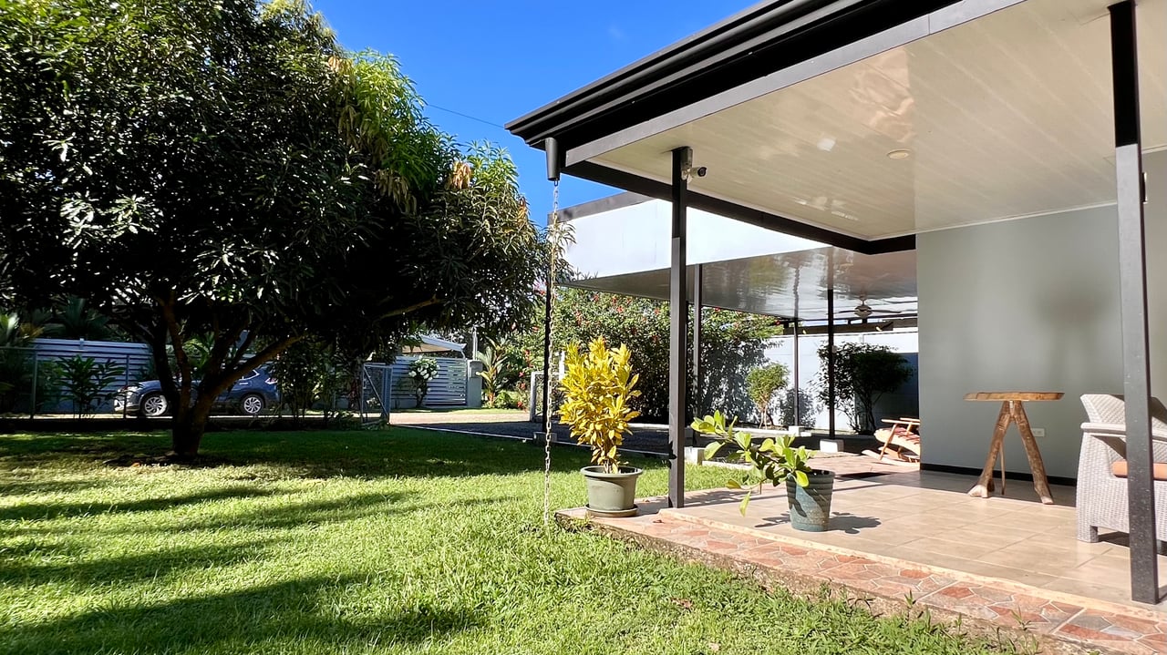 3-Bedroom Home with Large Pool and Garden in Bahía