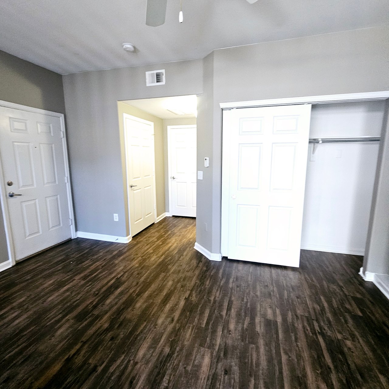 Studio 1 Bath Apartment with Garage included 