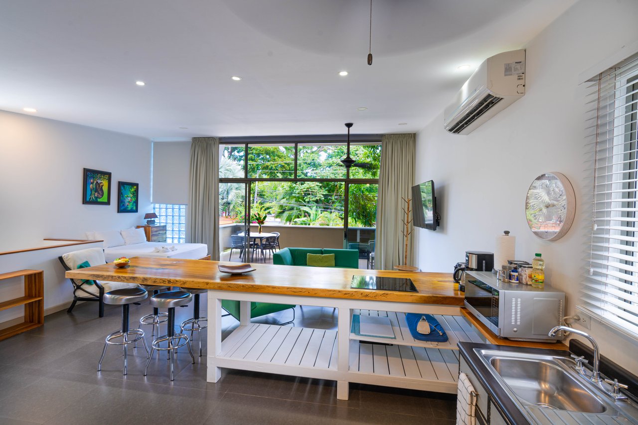 22 Unit Tropical Boutique Hotel steps from Manuel Antonio Park & Beach