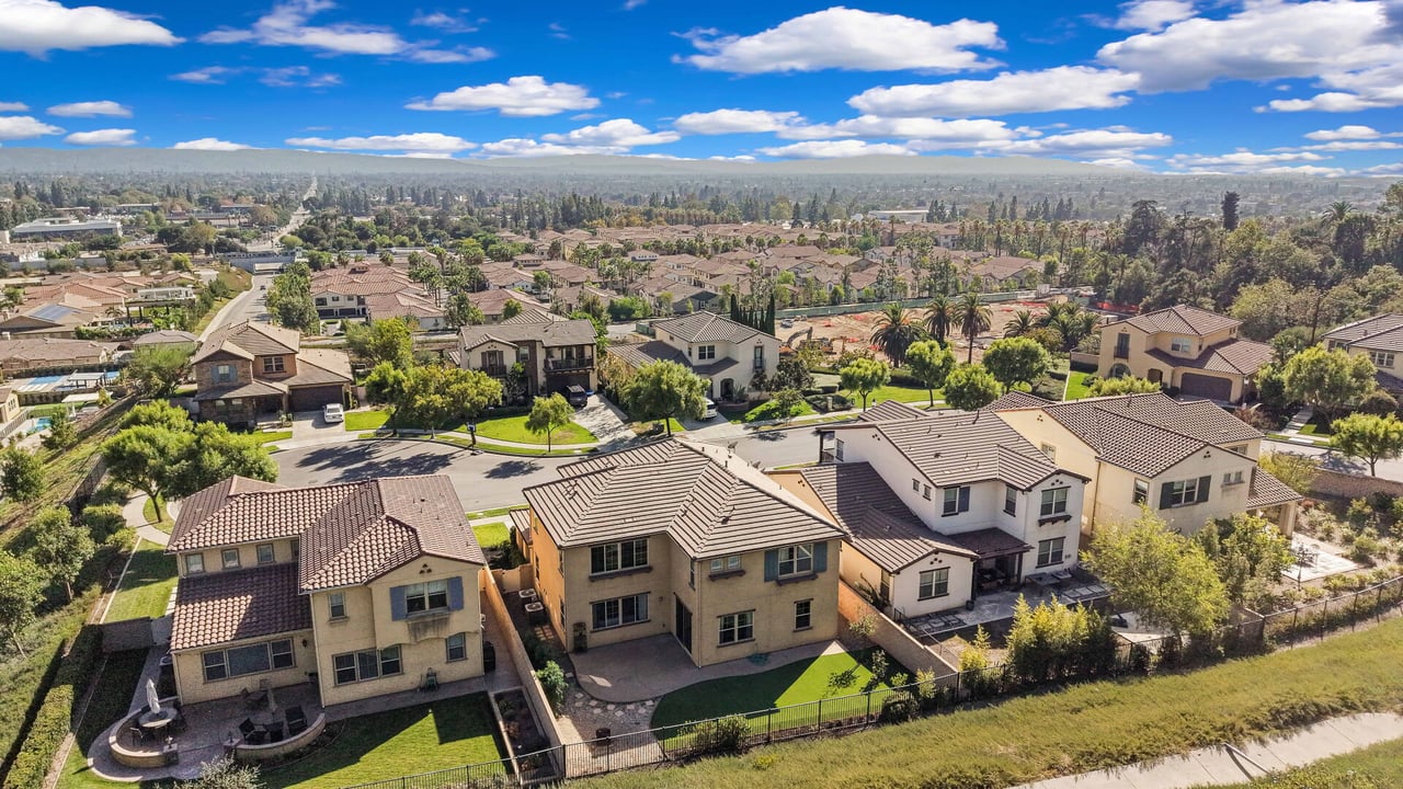885 E Manresa