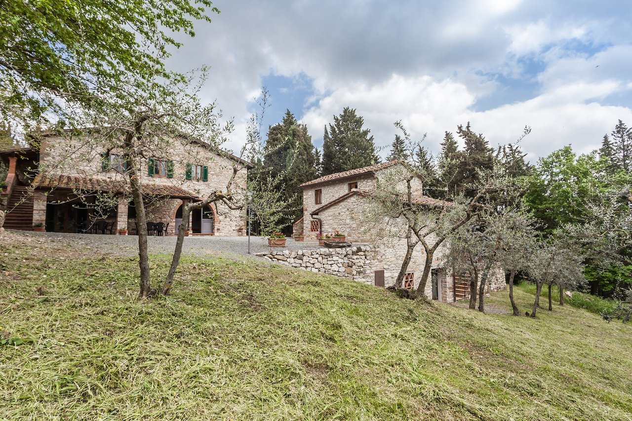 High End Country Villa With Apartments