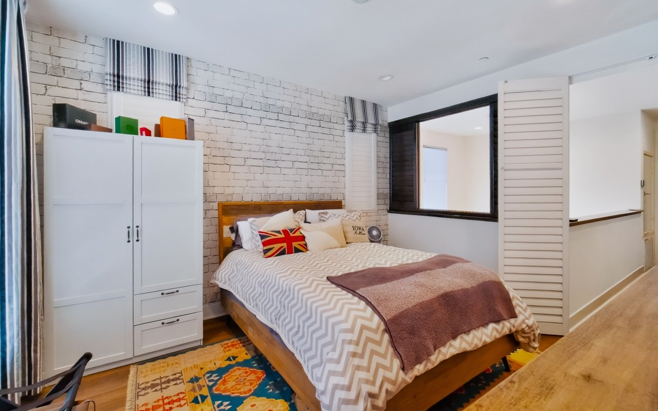 1687 Grand View