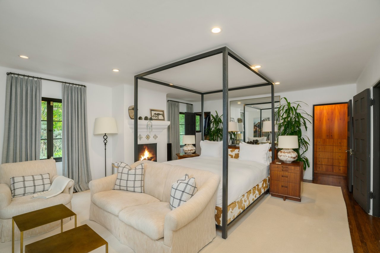 7939 Hillside Ave, Hollywood Hills