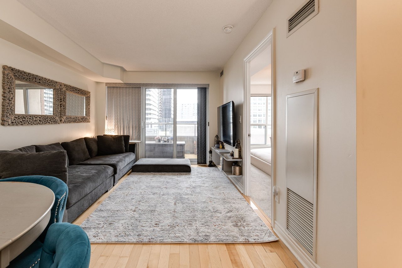 250 Wellington St W 535