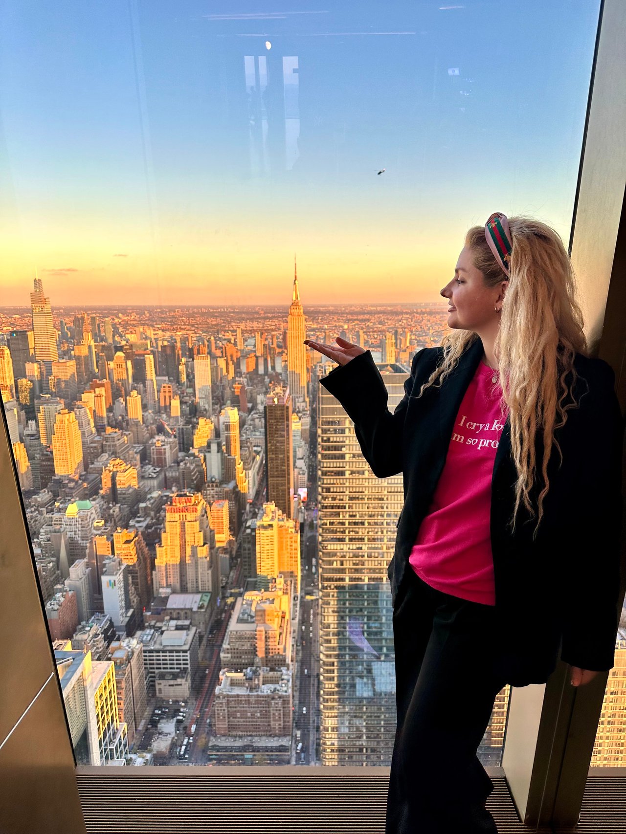 Estudiante revisando opciones de vivienda en Nueva York junto a Maria Fernanda Roda