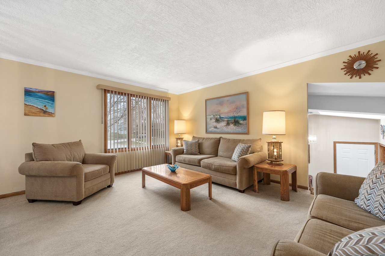 8000 Oakview Lane, Woodridge