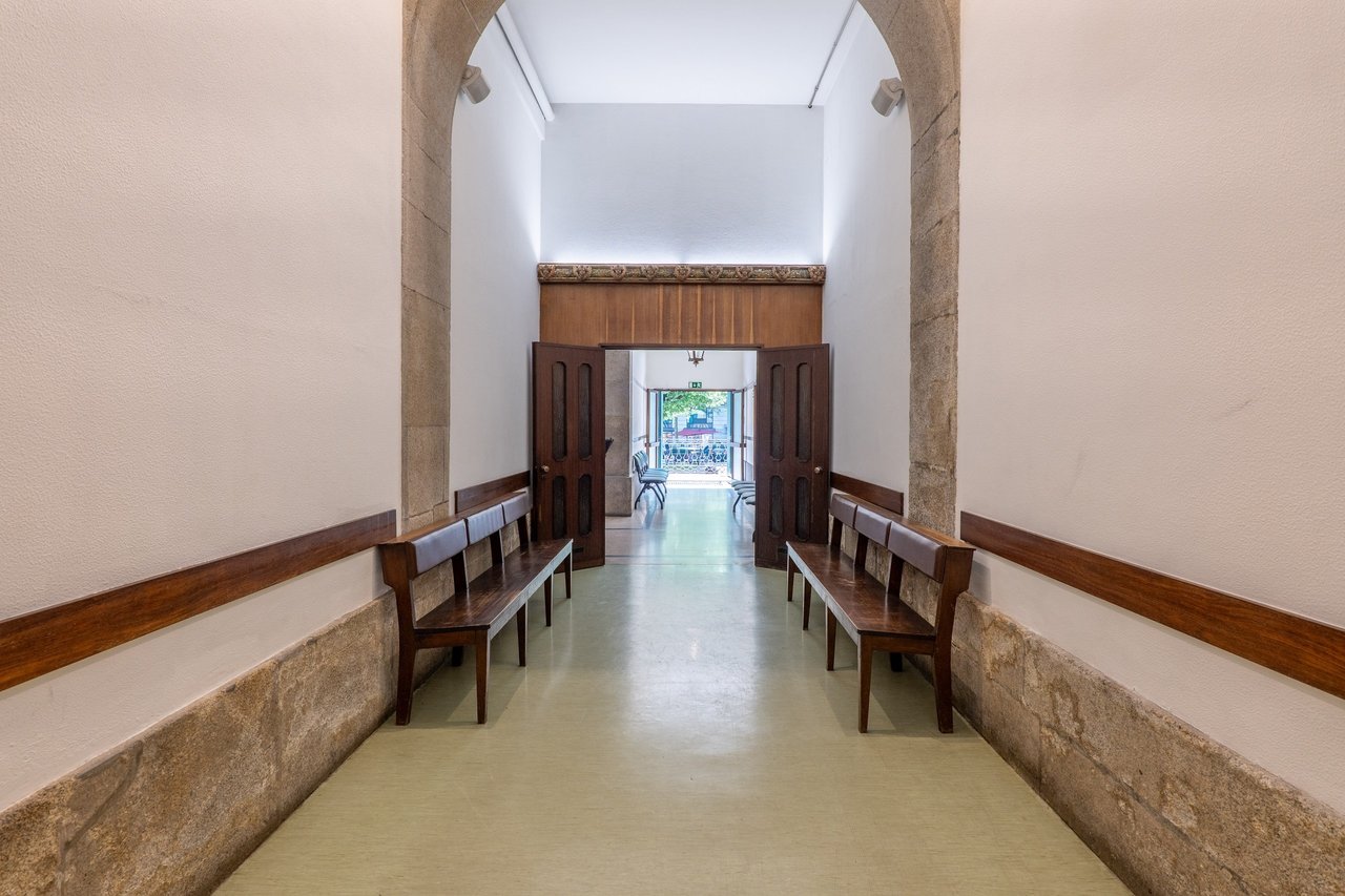 Charming Commercial Space  with Terrace Overlooking Jardim da Trindade– Porto City Center