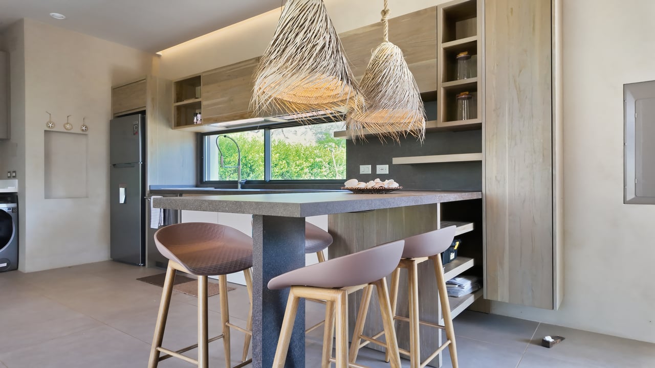 SANTA FE MODERN HOME IN CATALINA COVE | 5,410 M² LOT NEAR BEACHES