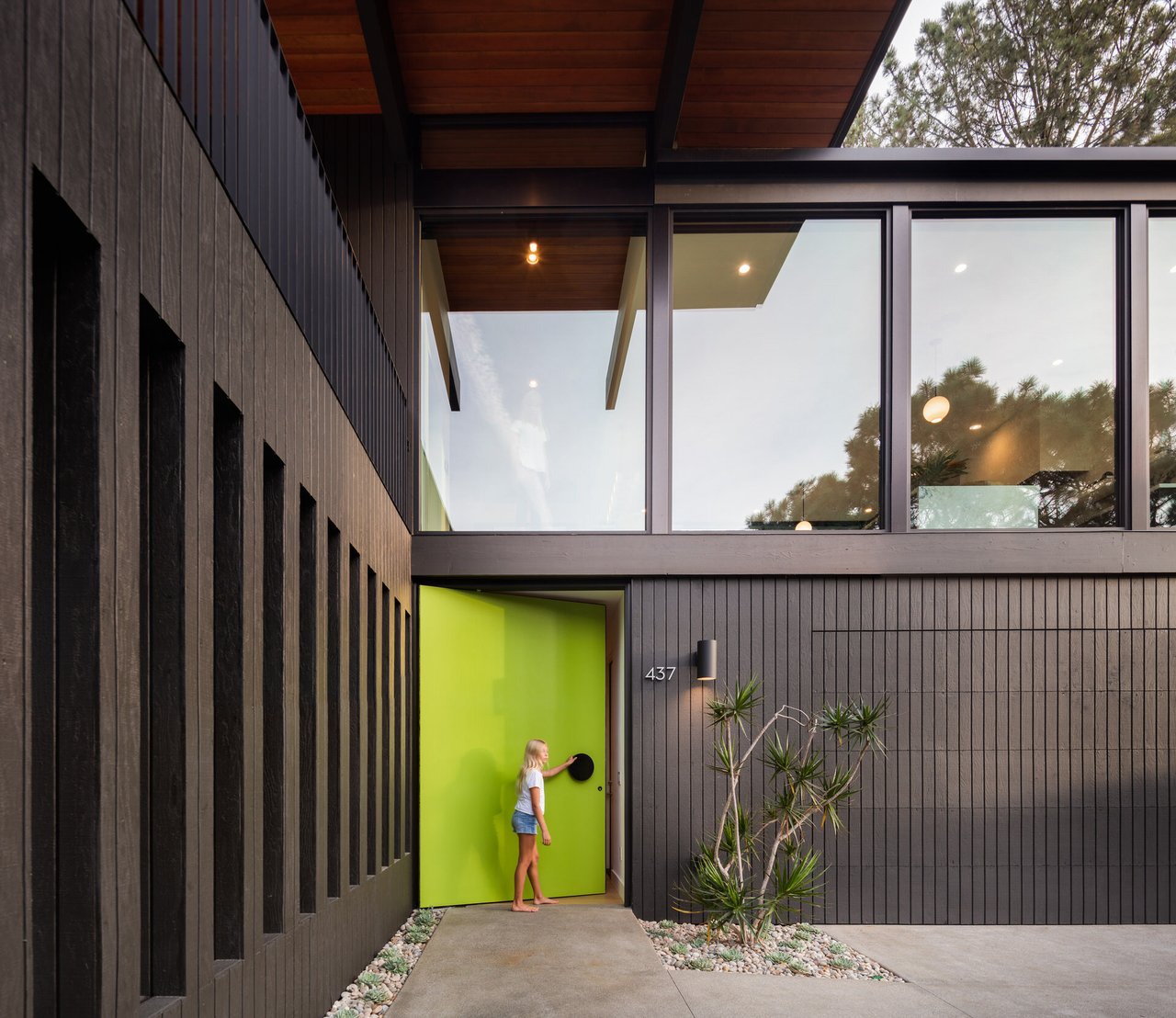 This Sustainable Home Pays Homage to The Midcentury Modern Aesthetics