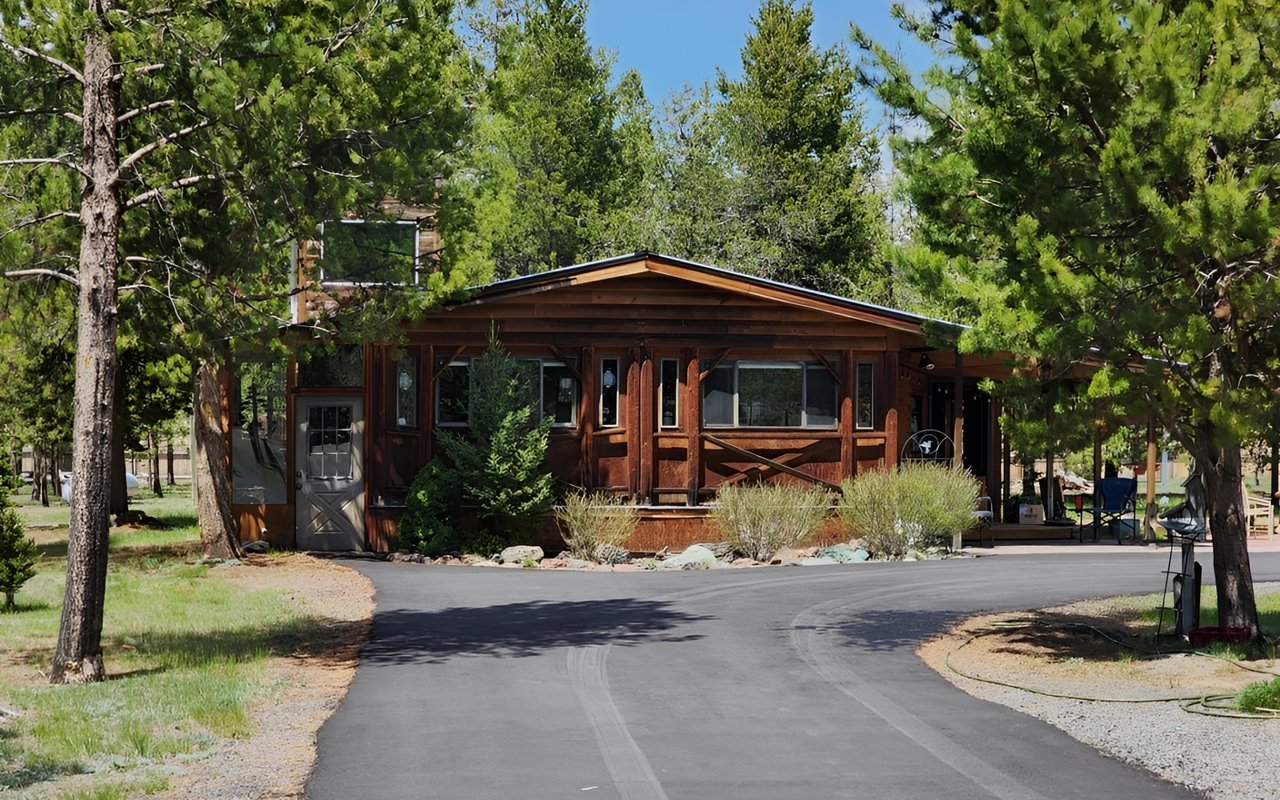Just Listed: Log Sided Home with Solarium in Sun Country Estates