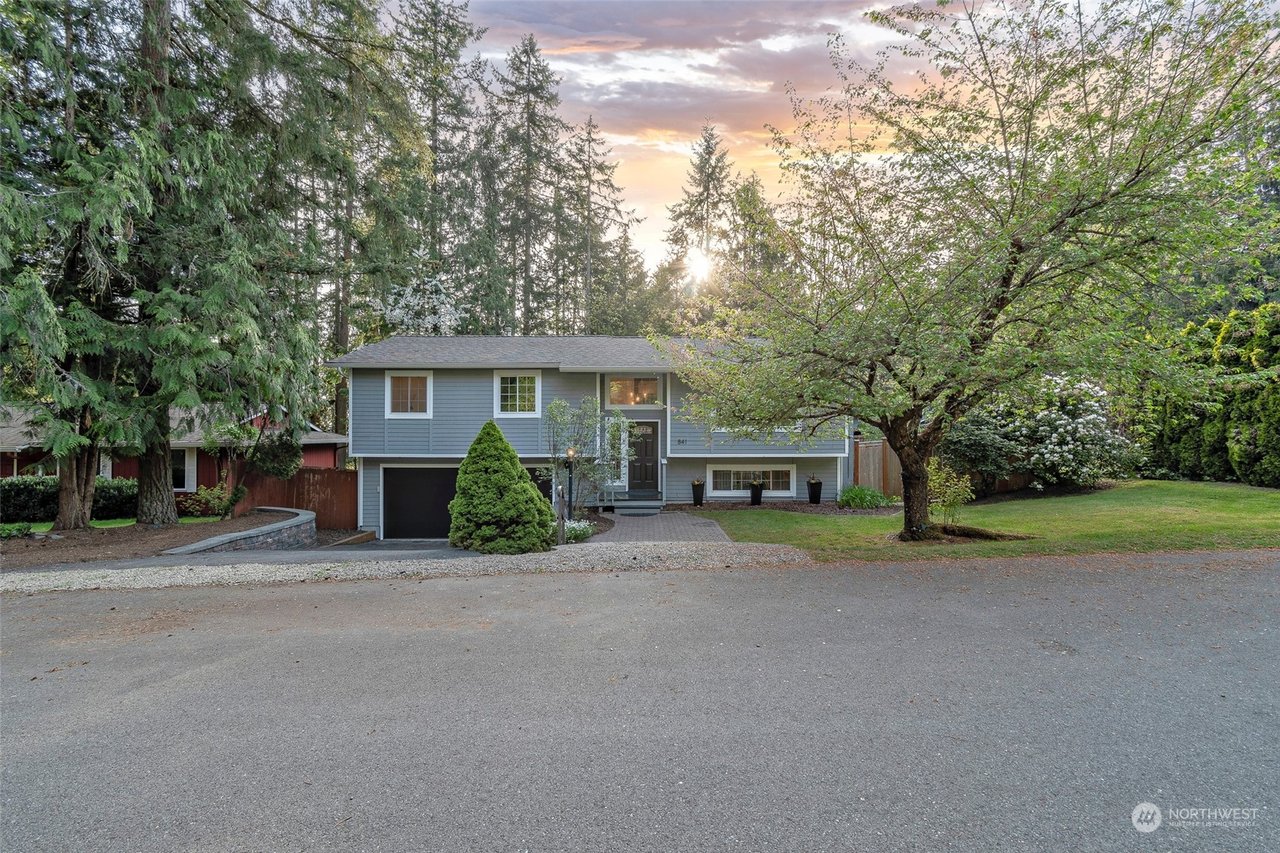 841 211th Ave NE