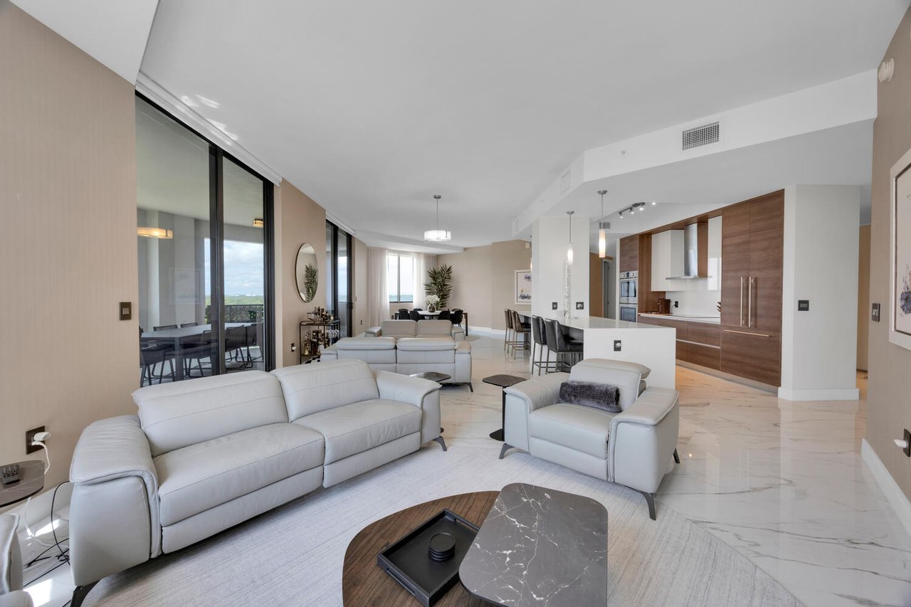 Exceptional Lower Penthouse Corner Unit in The City Beautiful