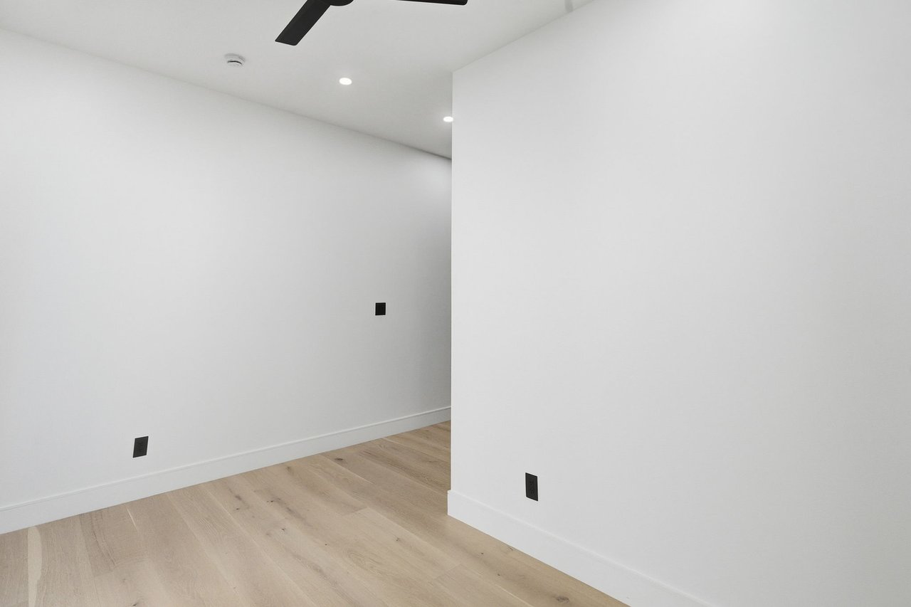 3106 N VALENCIA Lane