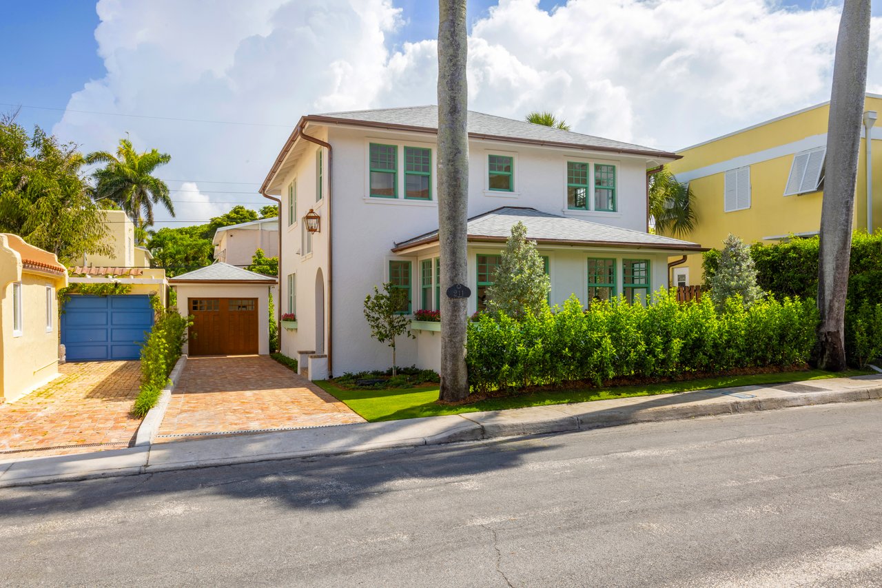 Charming Like New Residence In Town