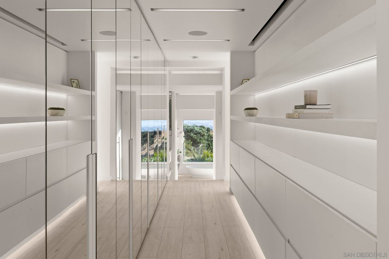 5811 Box Canyon Rd. La Jolla, CA