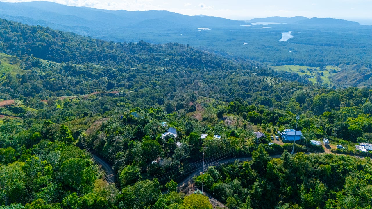 67 acres development (15 titled lots) with breathtaking views in Sierpe