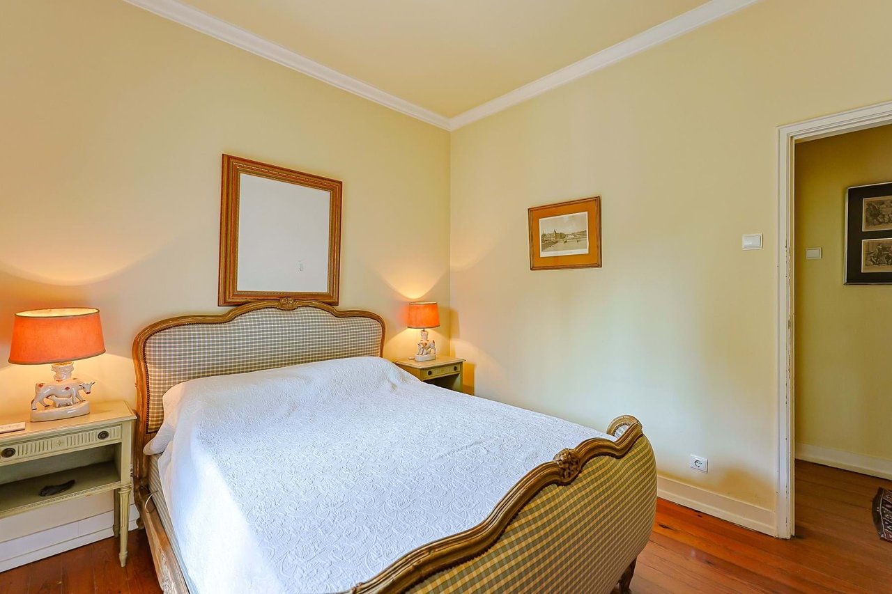 Elegant 10-Bedroom Villa with Sea Views in the Heart of Estoril