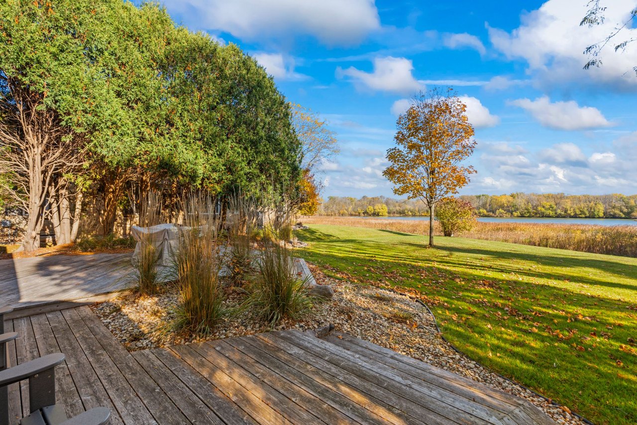 2611 W Lake Vista Ct