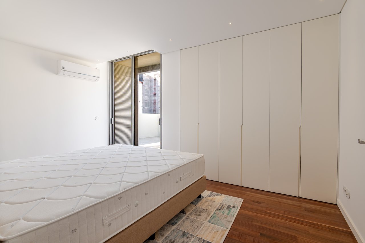 Modern 2-Bedroom Apartment with Expansive Private Terrace & Sort-term Rental (AL) License in Central Porto