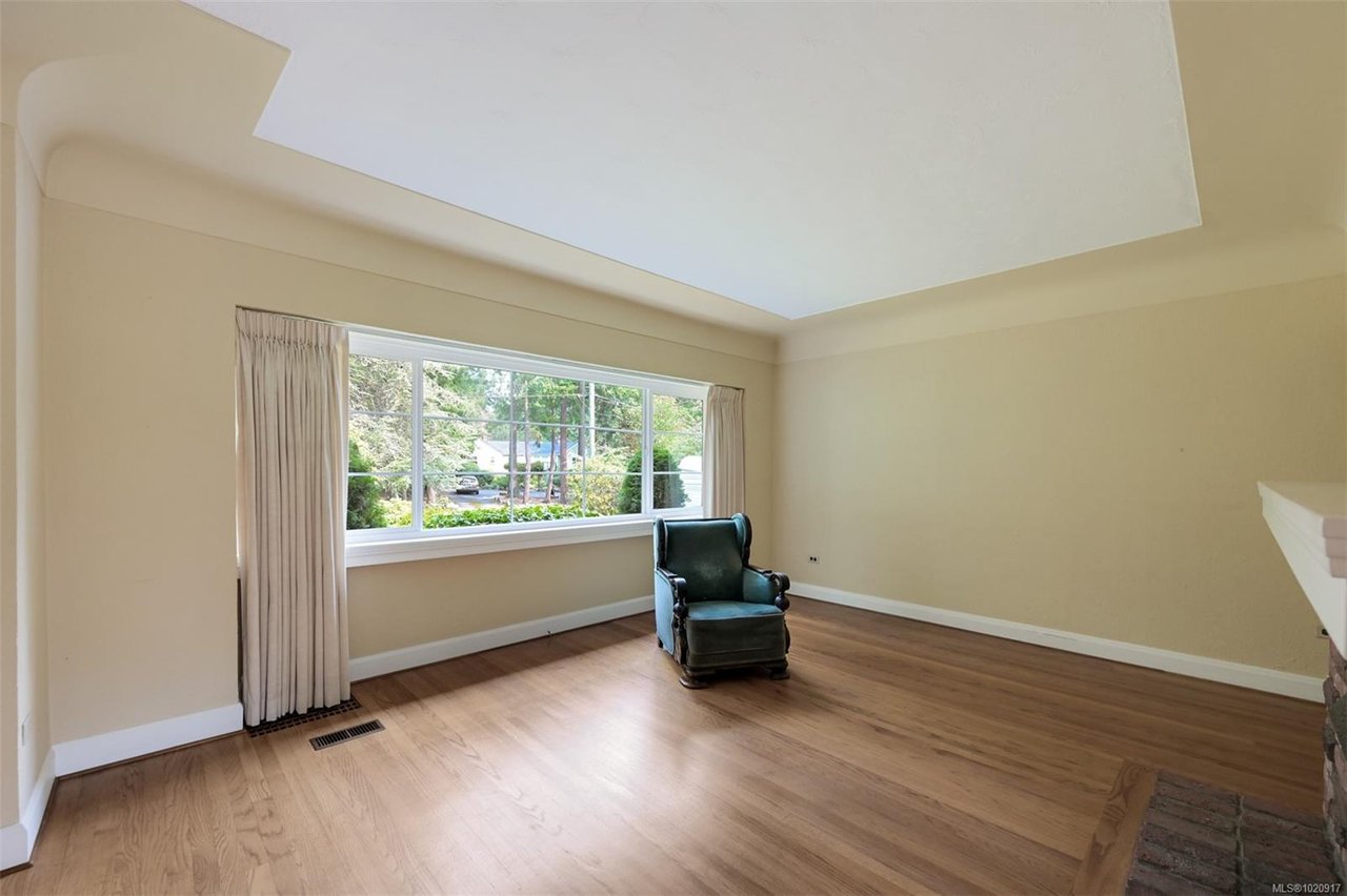2587 MacDonald Dr