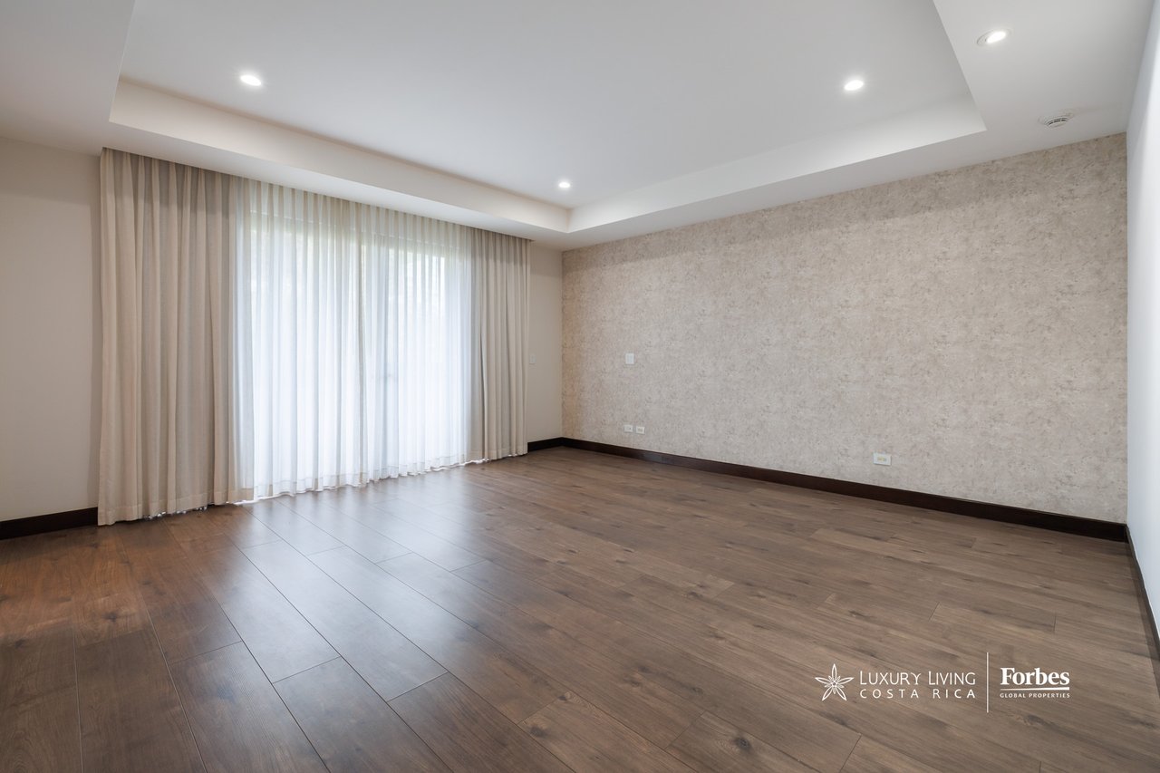21475 - Modern apartment, 4 bedrooms + maid's quarters in Escazu for sale and rent