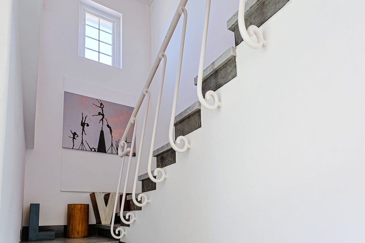 Spacious 5-Bedroom Villa with Expansive Garden Near Sintra in Colares