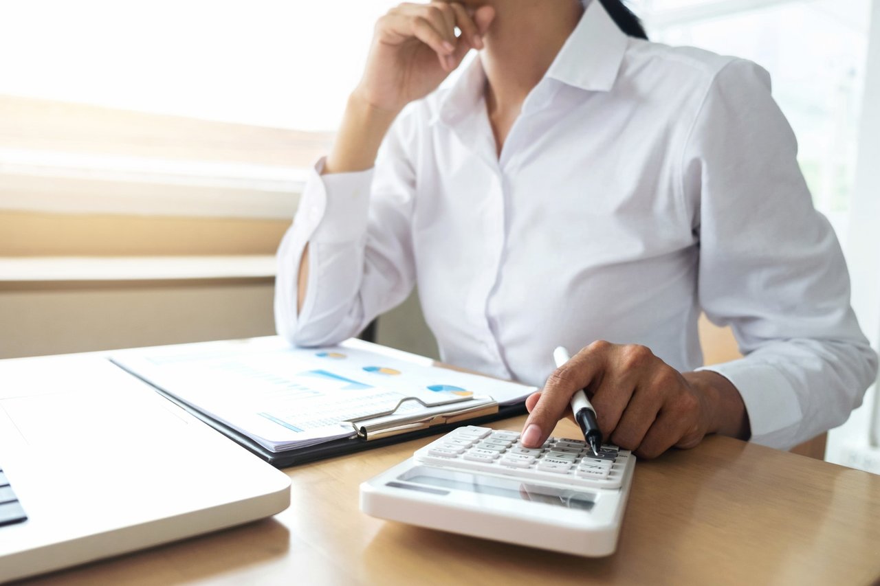 An accountant calculating FIRPTA real estate taxes in Orlando