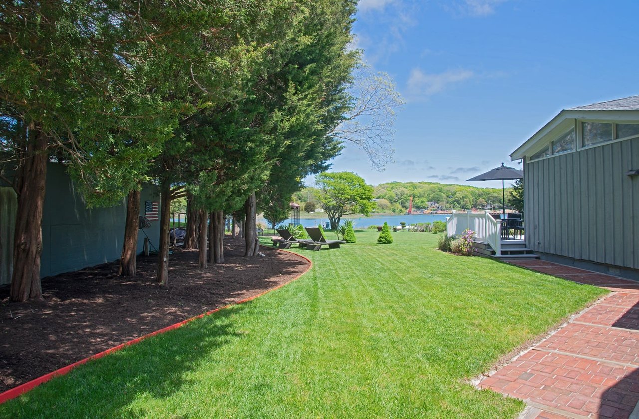 Modern Waterfront with Dock in East Hampton 