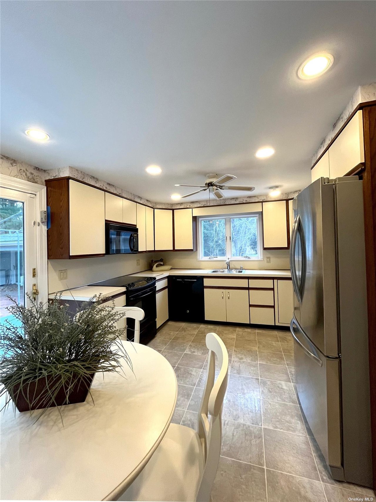 25 Squires Avenue