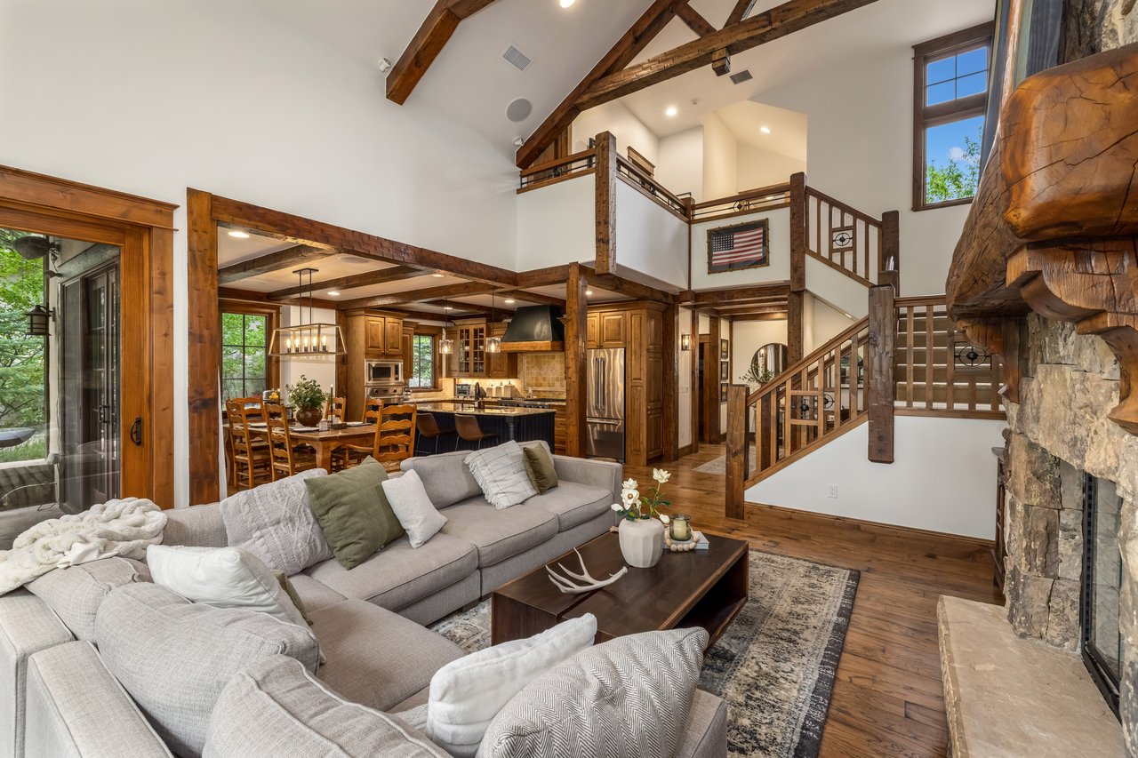 922 June Creek: A Builder's Personal Paradise