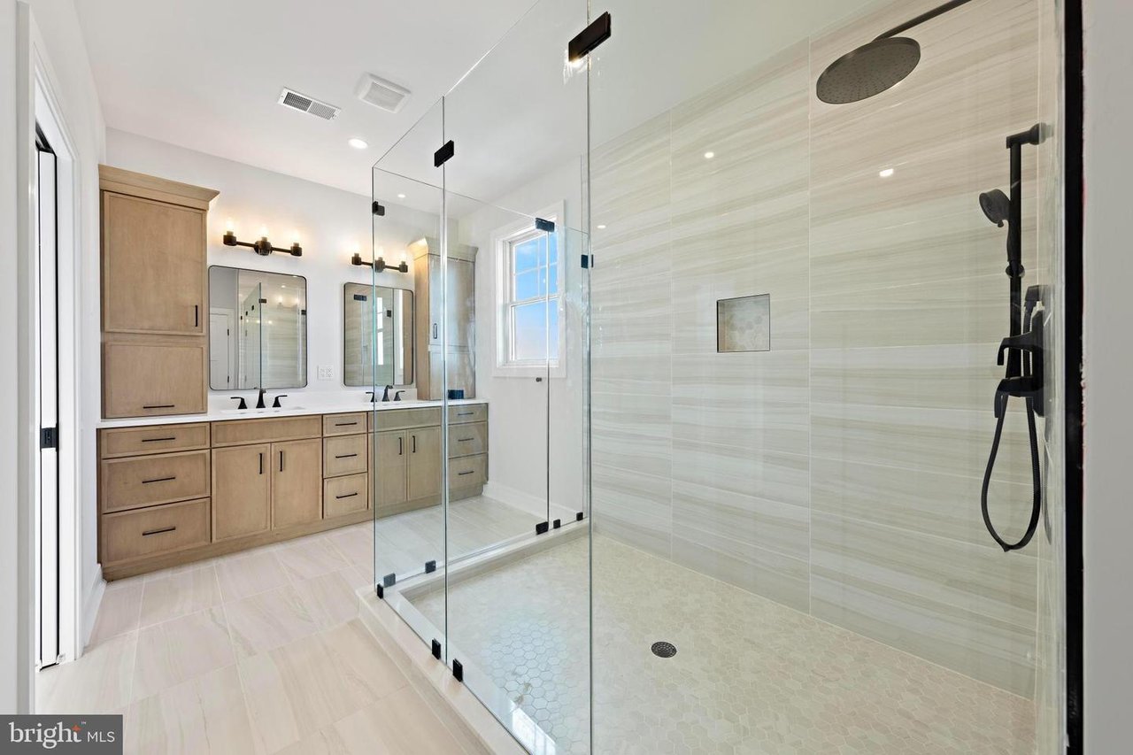 	352 N 5th St, Surf City Boro, NJ 08008