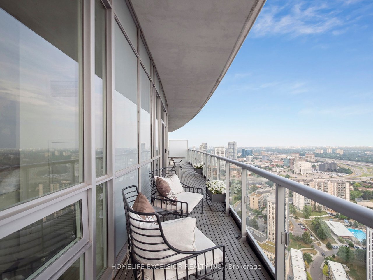PENTHOUSE IN EMERALD CITY 