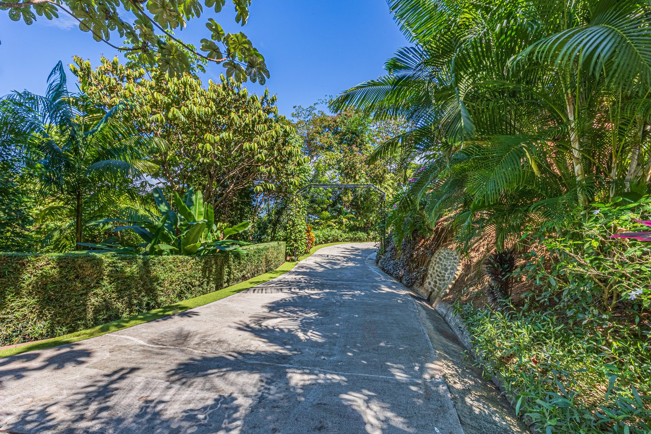 Stunning Ocean and Mountain Views, Casa Tres Galgos in Ojochal on Calle Perezoso