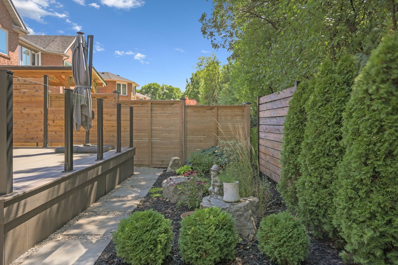 Impressive Home on Ravine Lot in Glen Abbey