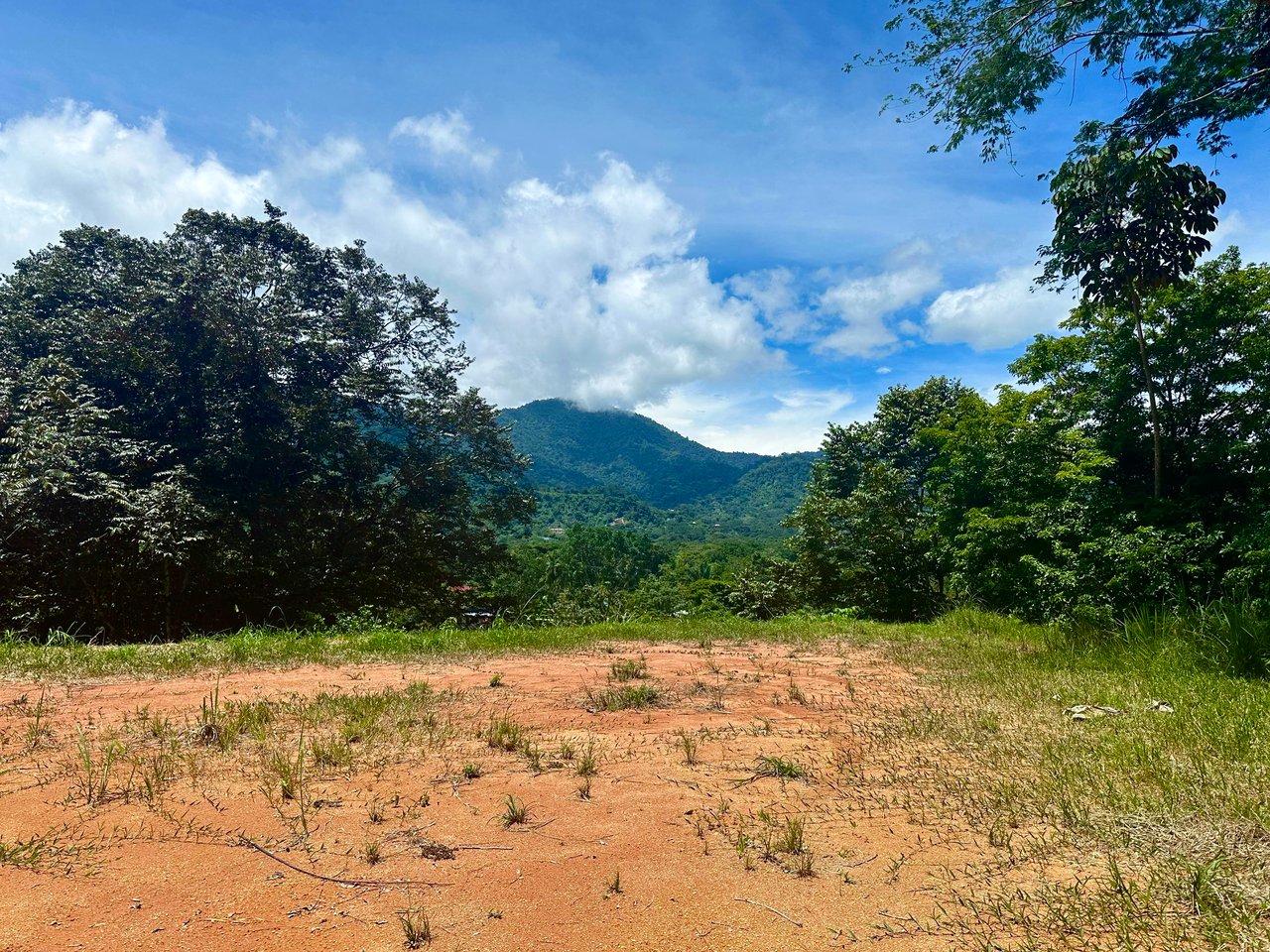 Build-Ready Lot in Ojochal’s Calle Cacique | Easy Access & Stunning Mountain Views