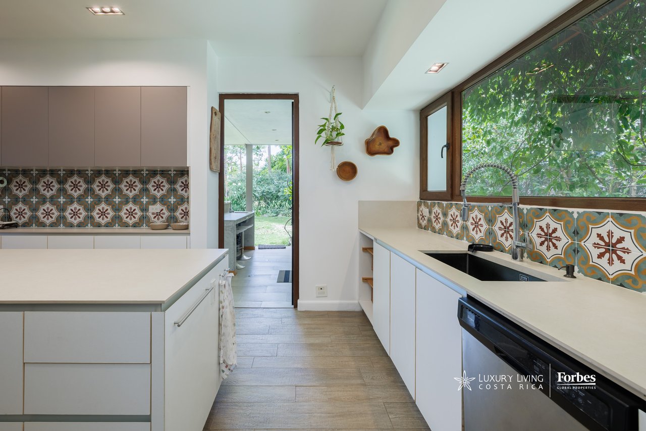 21465 - Modern 6 bedroom house with pool, garden and terrace front golf course