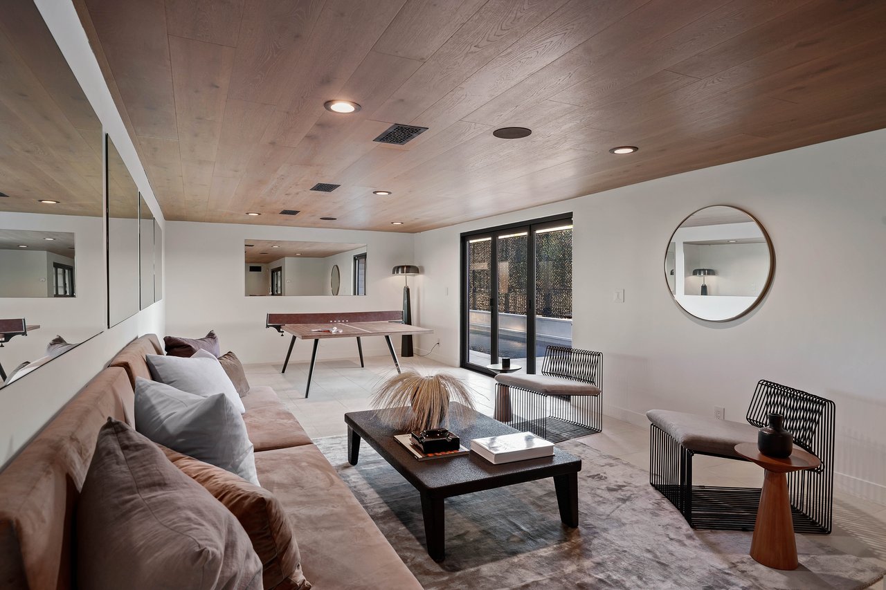 7212 Mulholland Dr, Hollywood Hills