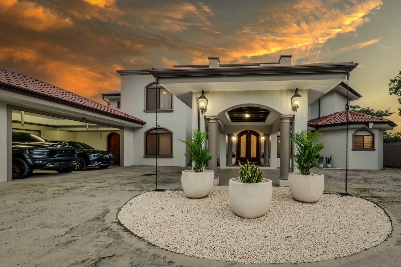 Luxury Home with Pool, Bar Area & Resort-Level Amenities | 5br, 4ba in Perez Zeledon 