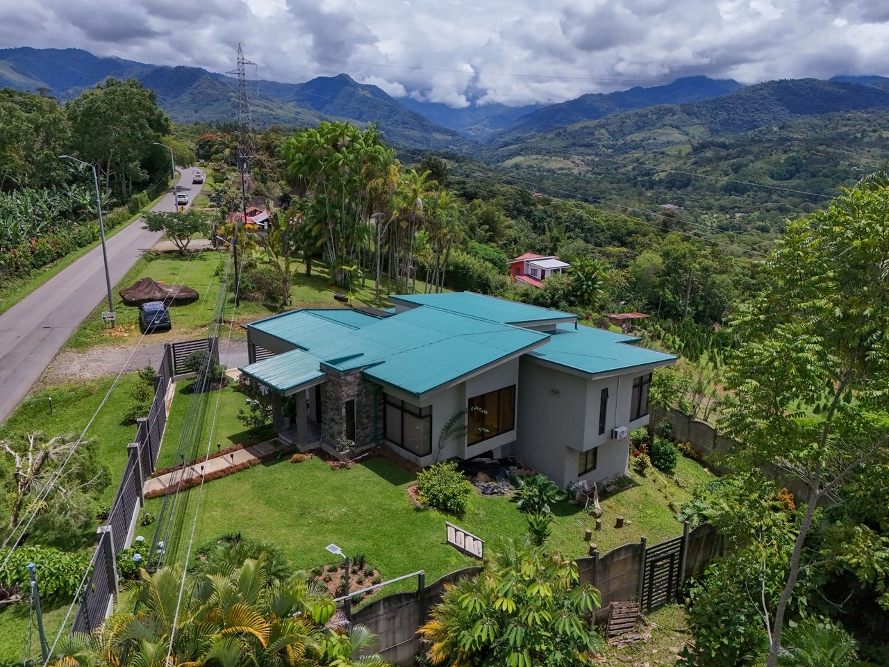 5-BEDROOM CHIRRIPO MOUNTAIN VIEW HOME WITH EASY ACCESS, PREMIUM FINISHES, FRUIT TREES AND LANSCAPED – 0.22 ACRES