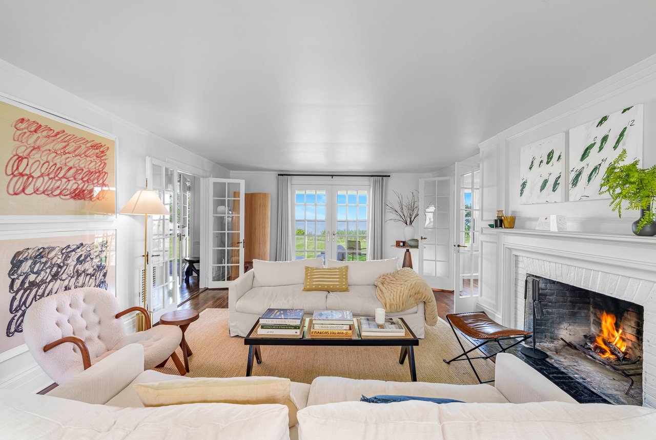 AN ELEGANT WATERFRONT ESCAPE