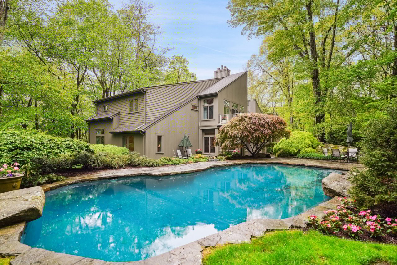 17 Eastwoods Road
