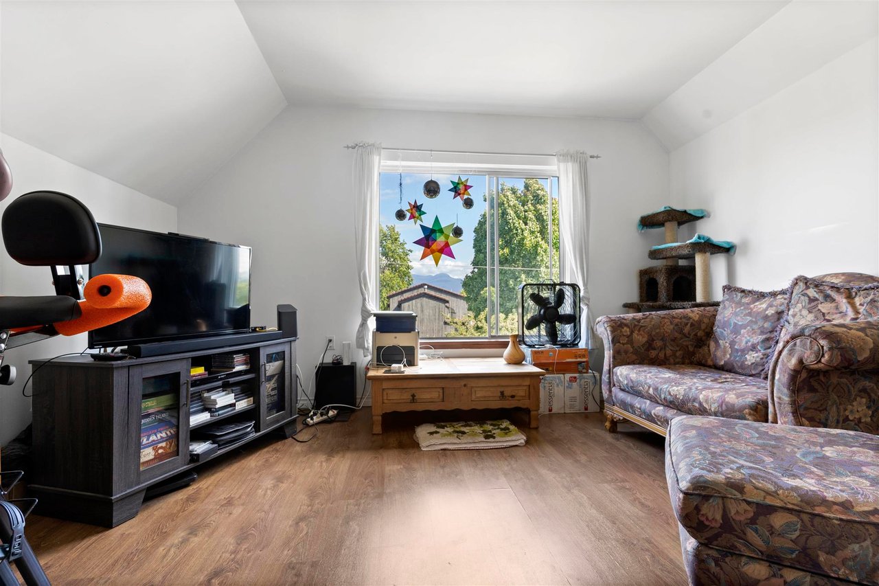 982 E 28th Ave
